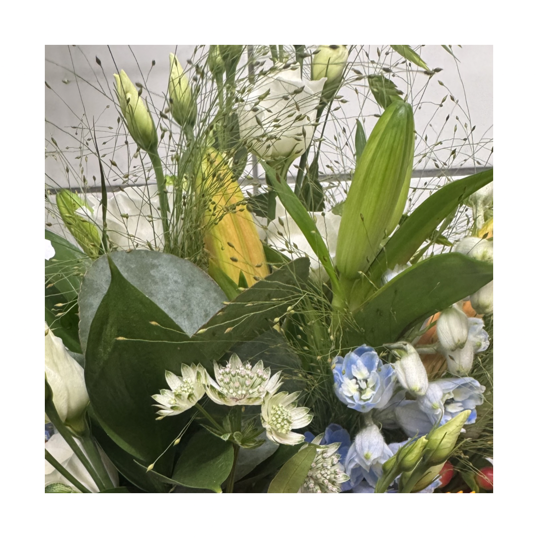 Floristens Valg Bårebuket med årstidens blomster og liljer