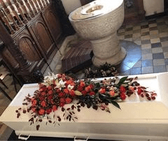 Klassisk Rød Rosenkistepynt