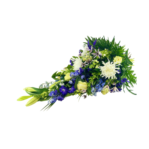 Blå og Hvid Bårebuket med blå og hvide blomster
